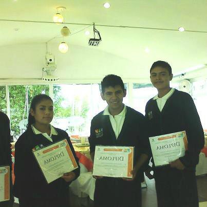 DIPLOMA A LOS ALUMNOS DE MEJORES PROMEDIOS